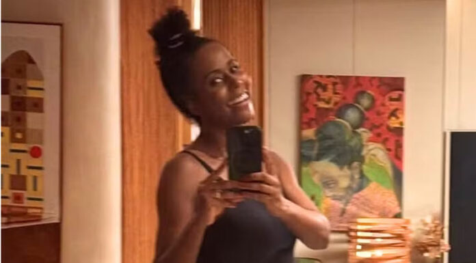 Maju Coutinho exibe barriguinha de grávida durante treino em casa