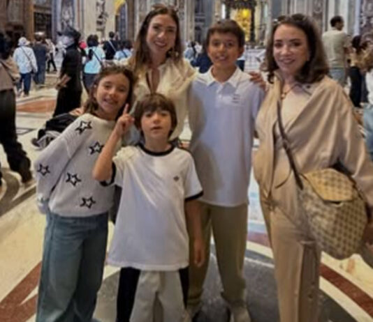 Patrícia Abravanel curte viagem com a mãe e os três filhos: ‘Daqui vem minha força’
