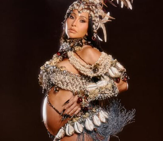 Sabrina Sato aposta em fantasia artesanal de carnaval para ensaio da Vila Isabel